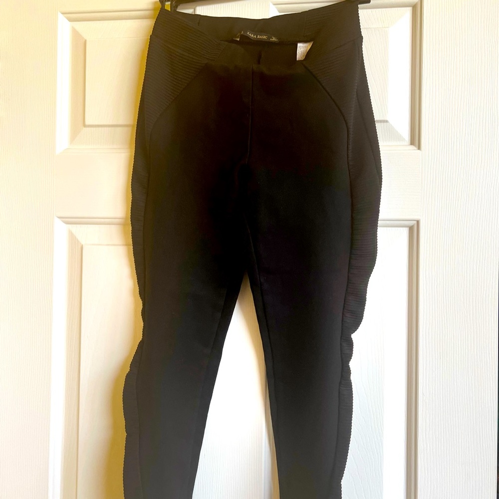 Zara black leggings
 Elegant fabric / ribbed side design